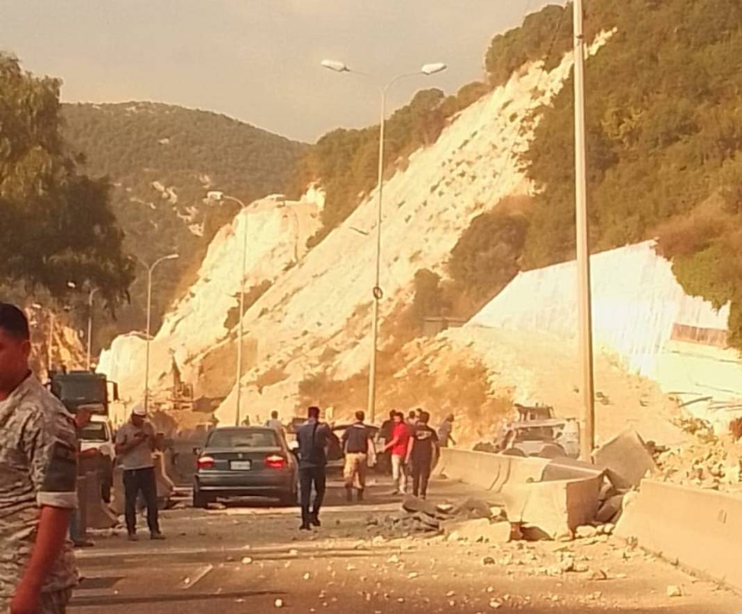 Effondrement d’une partie du mur de soutènement après le tunnel de Chekka
