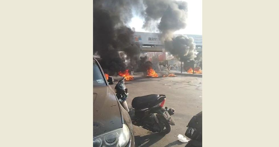 Palestinians block Beirut's airport road near Burj al-Barajneh after relative was kidnapped Palestinians block Beirut's airport road near Burj al-Barajneh after relative was kidnapped