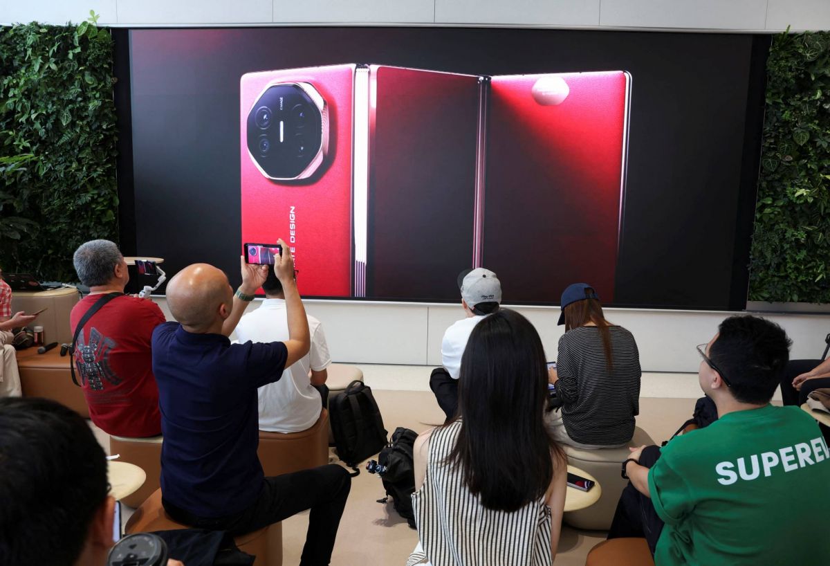 Huawei réplique à l'iPhone 16 en lançant un téléphone pliable en trois Huawei réplique à l'iPhone 16 en lançant un téléphone pliable en trois