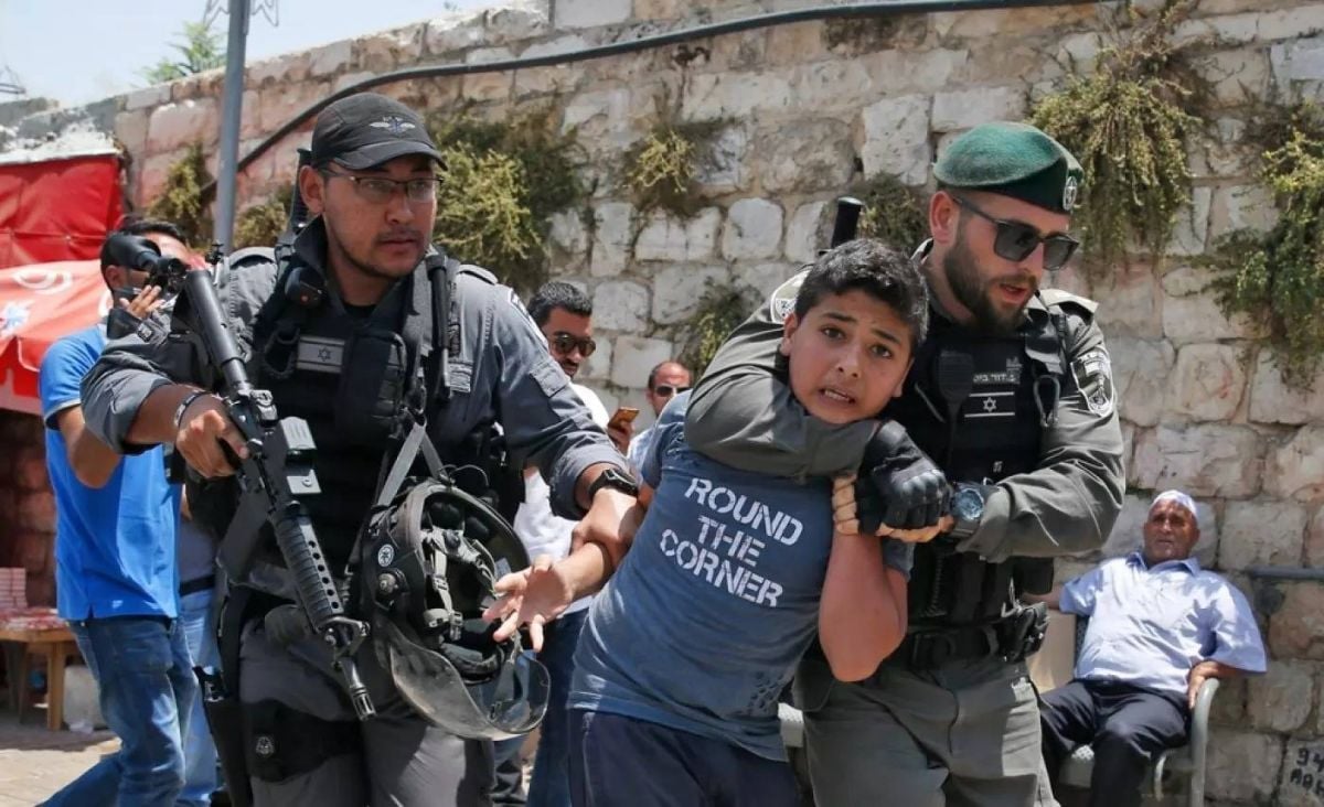 Indignation suite à une vidéo de soldats israéliens poussant des corps de Palestiniens depuis un toit