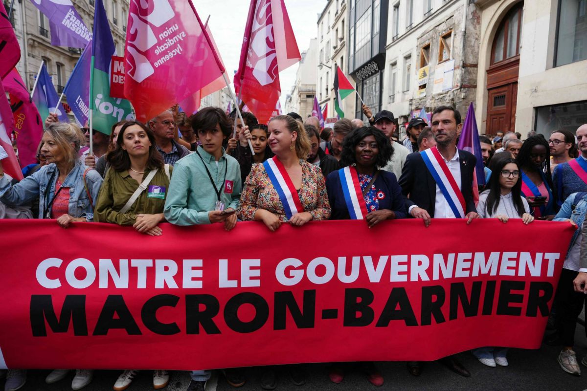 Le gouvernement Barnier voit enfin le jour, mais reste menacé de censure