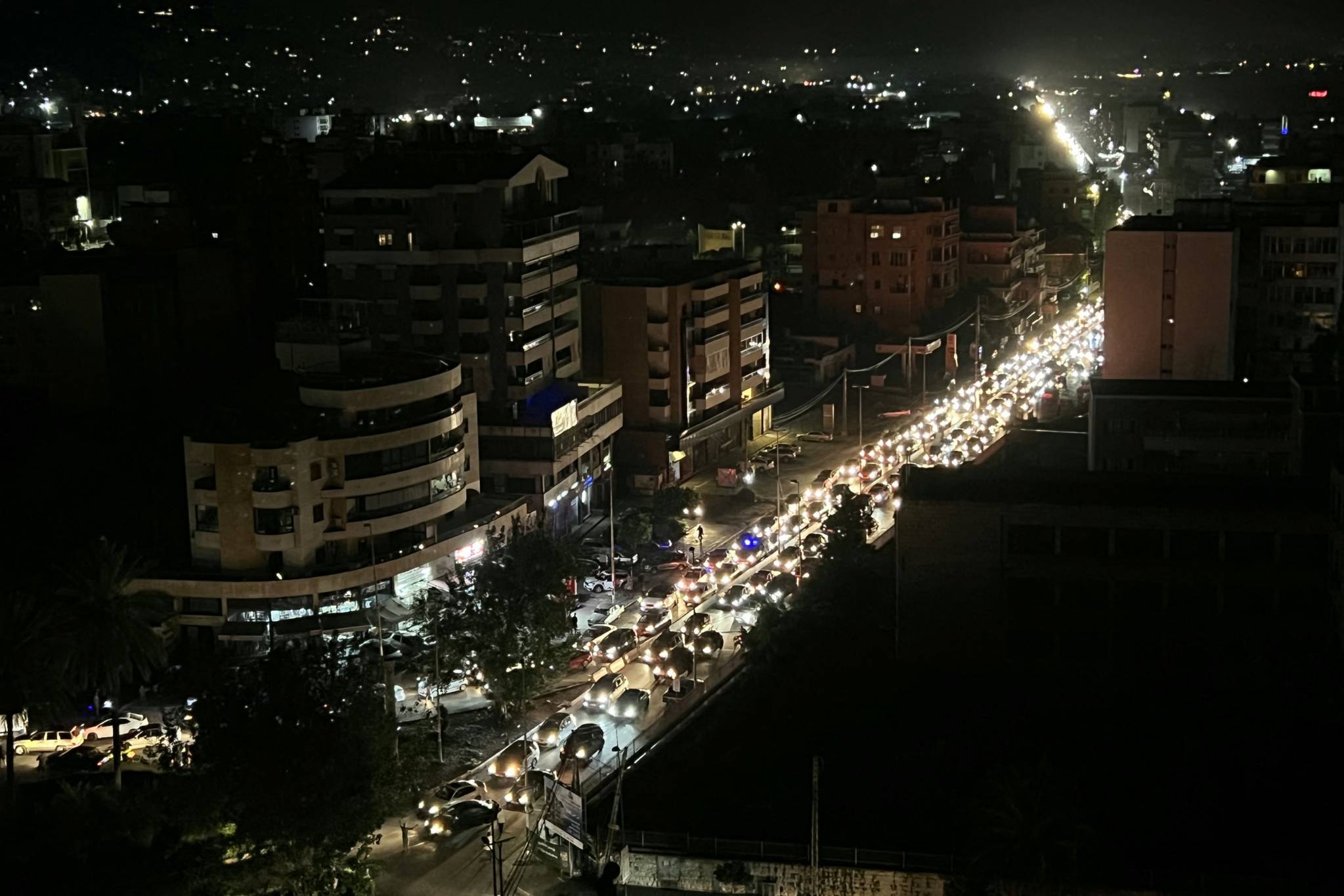 Les bombardements poussent des dizaines de milliers de personnes sur les routes. Il s'agit de fuir au plus vite les régions bombardées par Israël. Mahmoud Zayyat/AFP