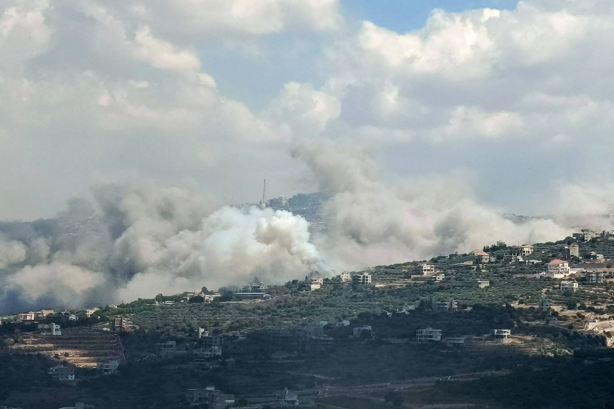 Ici, des frappes sur le village libanais de Jabal el-Botm, le long de la frontière libano-israélienne, le 23 septembre 2024. Kawnat Haju/AFP