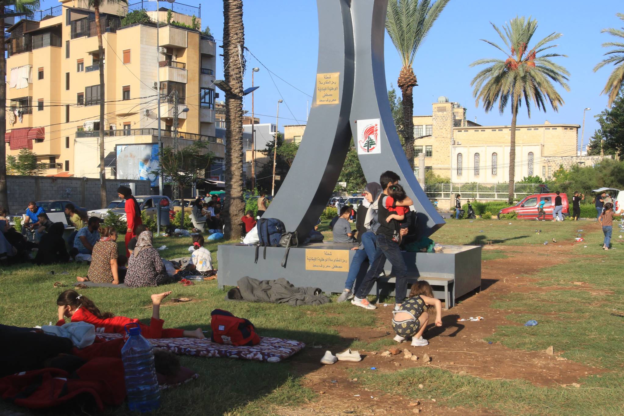 Certaines familles n'ont pas pu atteindre Beyrouth et ont dû passer la nuit de lundi à mardi dans un jardin de Saïda. Mahmoud Zayyat/AFP

