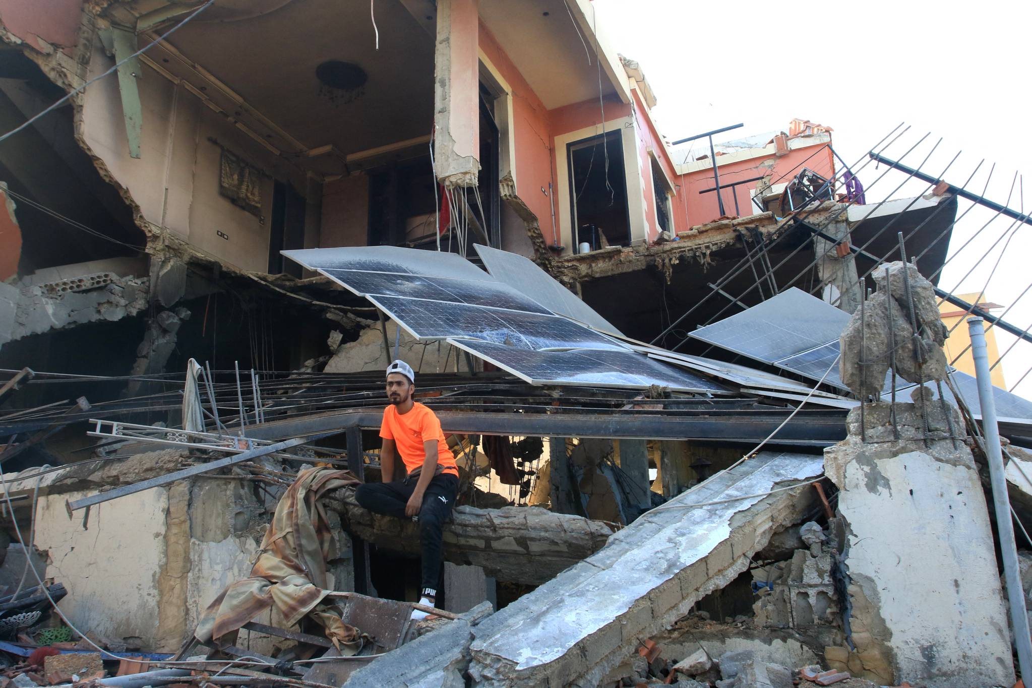 Mardi, alors que les bombardements israéliens étaient, en matinée, moins intenses que la veille, certains sont allés voir les dégâts. Ici, un homme inspecte ce qu'il reste de sa maison, touchée lundi dans le village de Akbiyé, au Liban-Sud. Mahmoud Zayyat/AFP