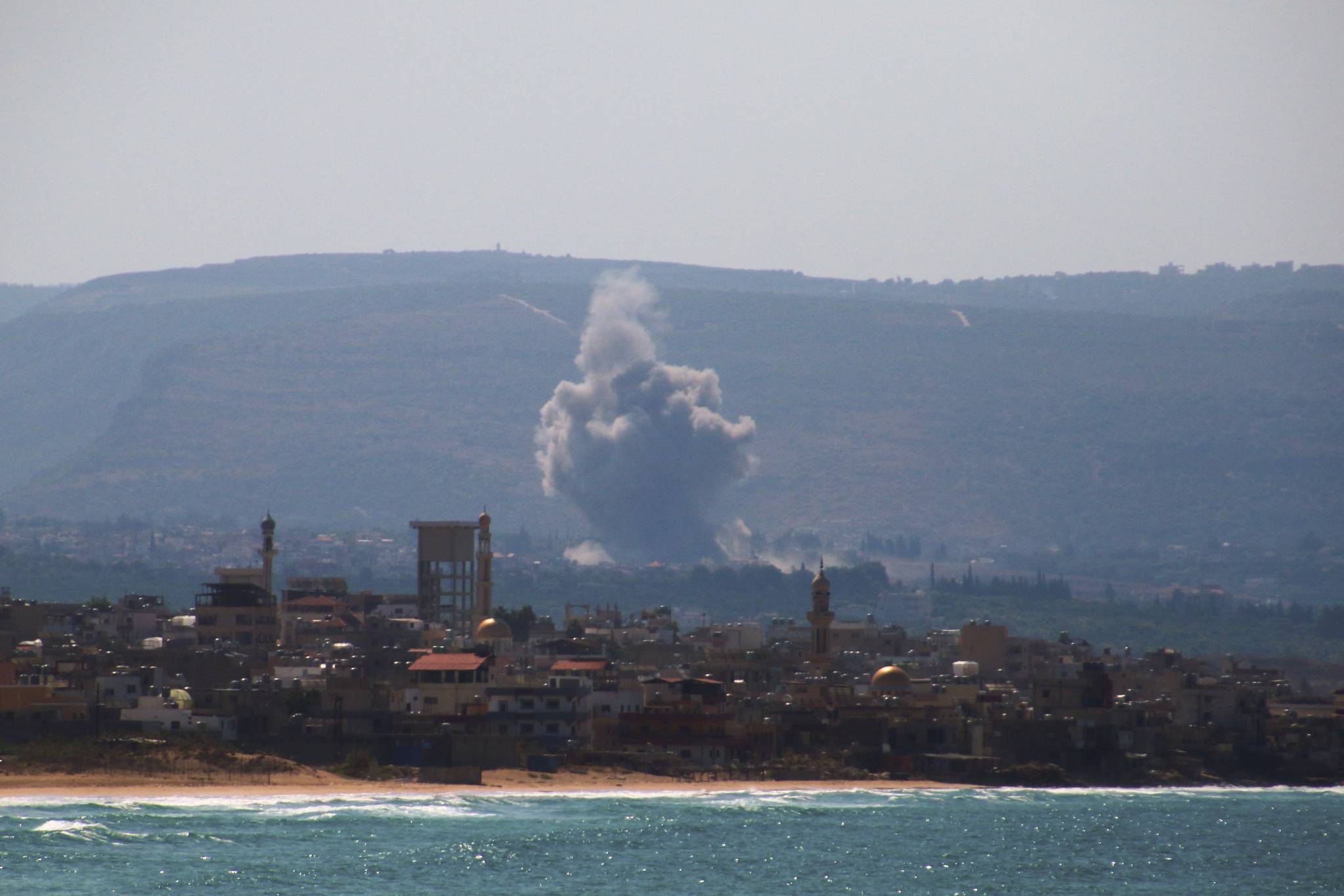Et pendant ce temps, les bombardements israéliens se poursuivaient, comme ici sur la région d'al-Hoch, près de Tyr. Hassan Fneich/AFP