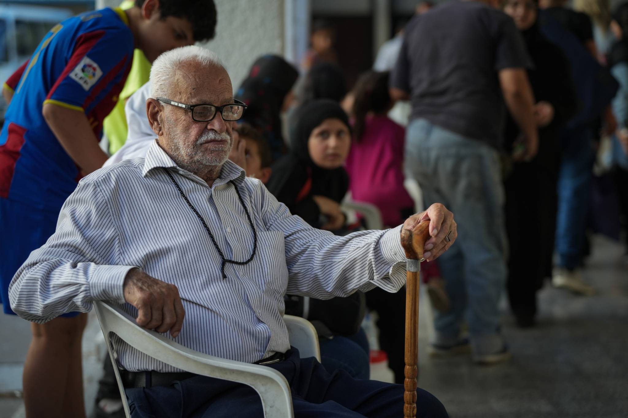 Mardi, aussi, commence une sorte de nouvelle vie pour les réfugiés. Ici un vieil homme, qui a fui les bombardements du Liban-Sud, attend dans une école publique transformée en refuge à Ras el-Nabaa, à Beyrouth. Mohammad Yassine/OLJ