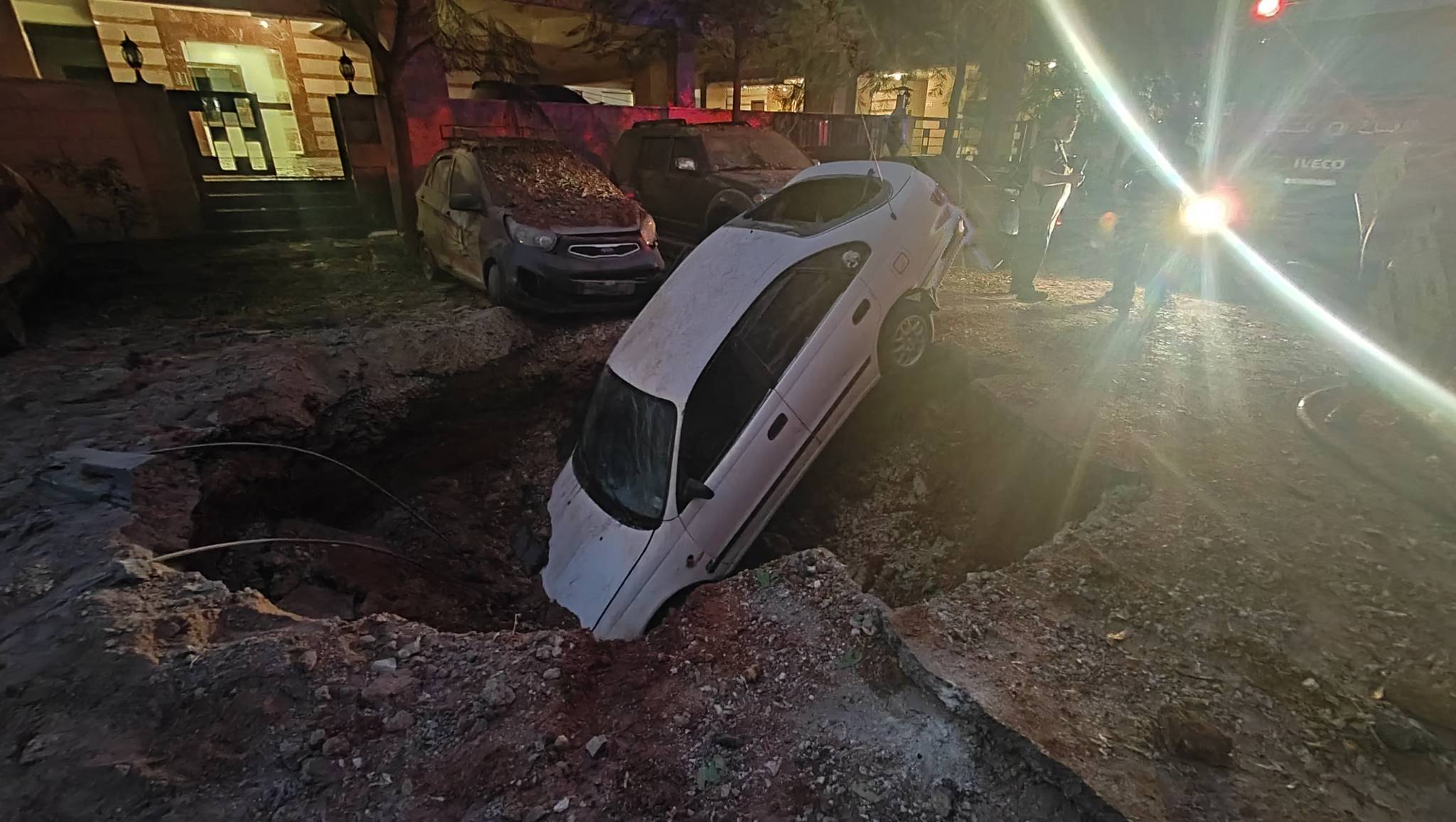 Les explosions ont provoqué d'énormes cratères dans plusieurs endroits, selon la chaîne de télévision du Hezbollah, Al-Manar. Photo OLJ