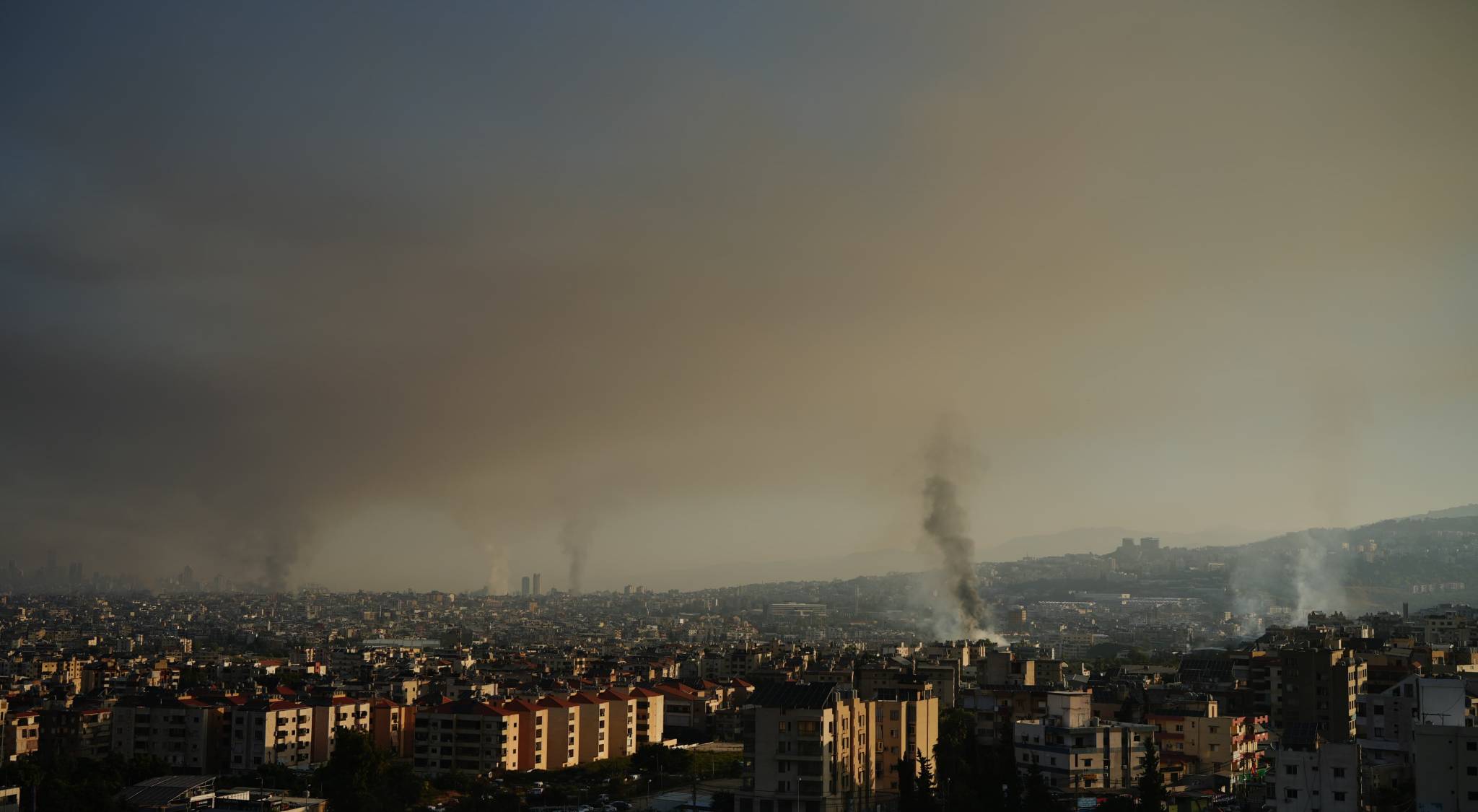 Samedi 28 septembre 2024 au matin, après une nuit d'intenses frappes israéliennes sur la banlieue sud de Beyrouth, de la fumée s'échappe encore de ce fief du Hezbollah. Photo Mohammad Yassine/OLJ
