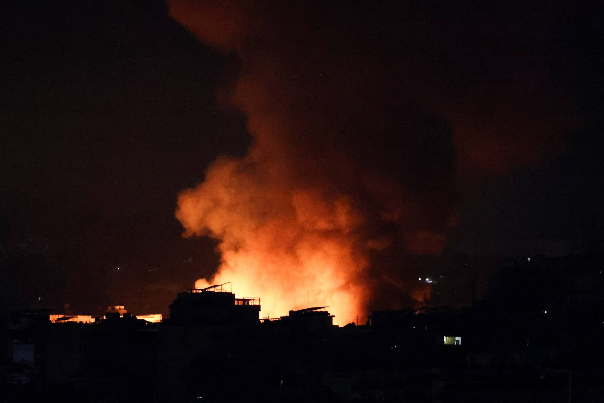 Juste que tard dans la nuit de vendredi à samedi, les frappes israéliennes se sont poursuivies sur la banlieue sud de Beyrouth. REUTERS/Mohamed Azakir

