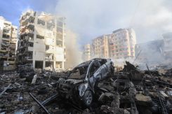 Lundi 30 septembre, au petit matin, les habitants découvraient les ruines des bâtiments frappés par l'armée israélienne pendant la nuit, comme ici dans le quartier de Laylaki, dans la banlieue sud de Beyrouth. Photo Anwar Amro/AFP