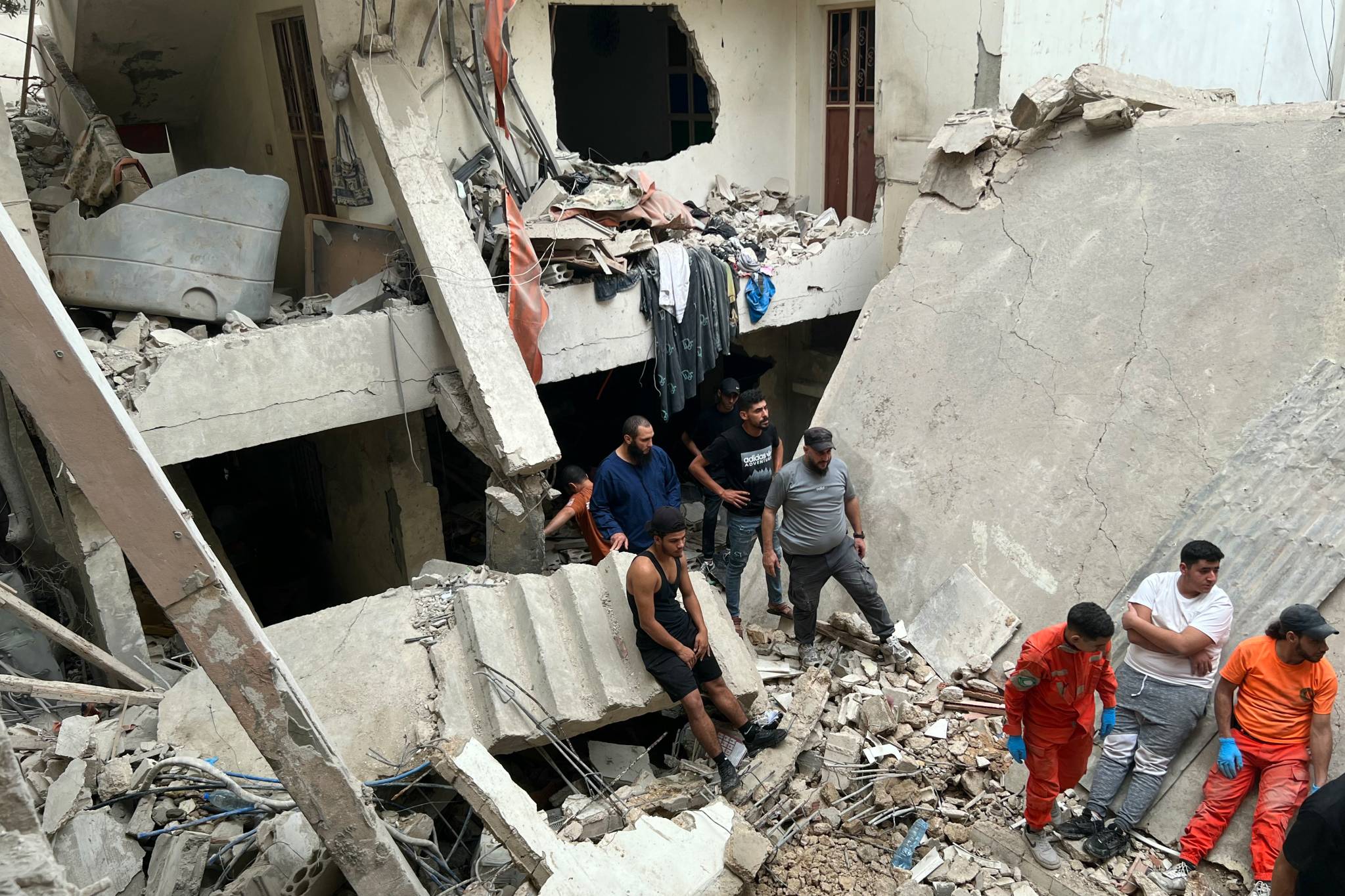 Selon un premier bilan, cette frappe a fait au moins six morts, dont le fils de Hassan Maqdah, trois enfants et plusieurs blessés. Mahmoud Zayyat/AFP