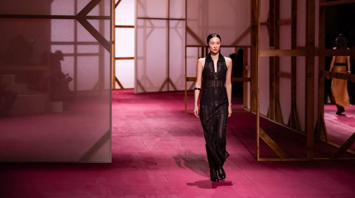 Hermès joue la carte du cuir pour le printemps-été 2025 Hermès joue la carte du cuir pour le printemps-été 2025