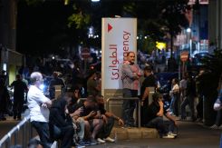 Des personnes devant le service d'urgences de l'AUB, à Beyrouth, le jour de l'explosion simultanée de bipeurs du Hezbollah, le 17 septembre 2024. Photo Mohammad Yassine/L'OLJ