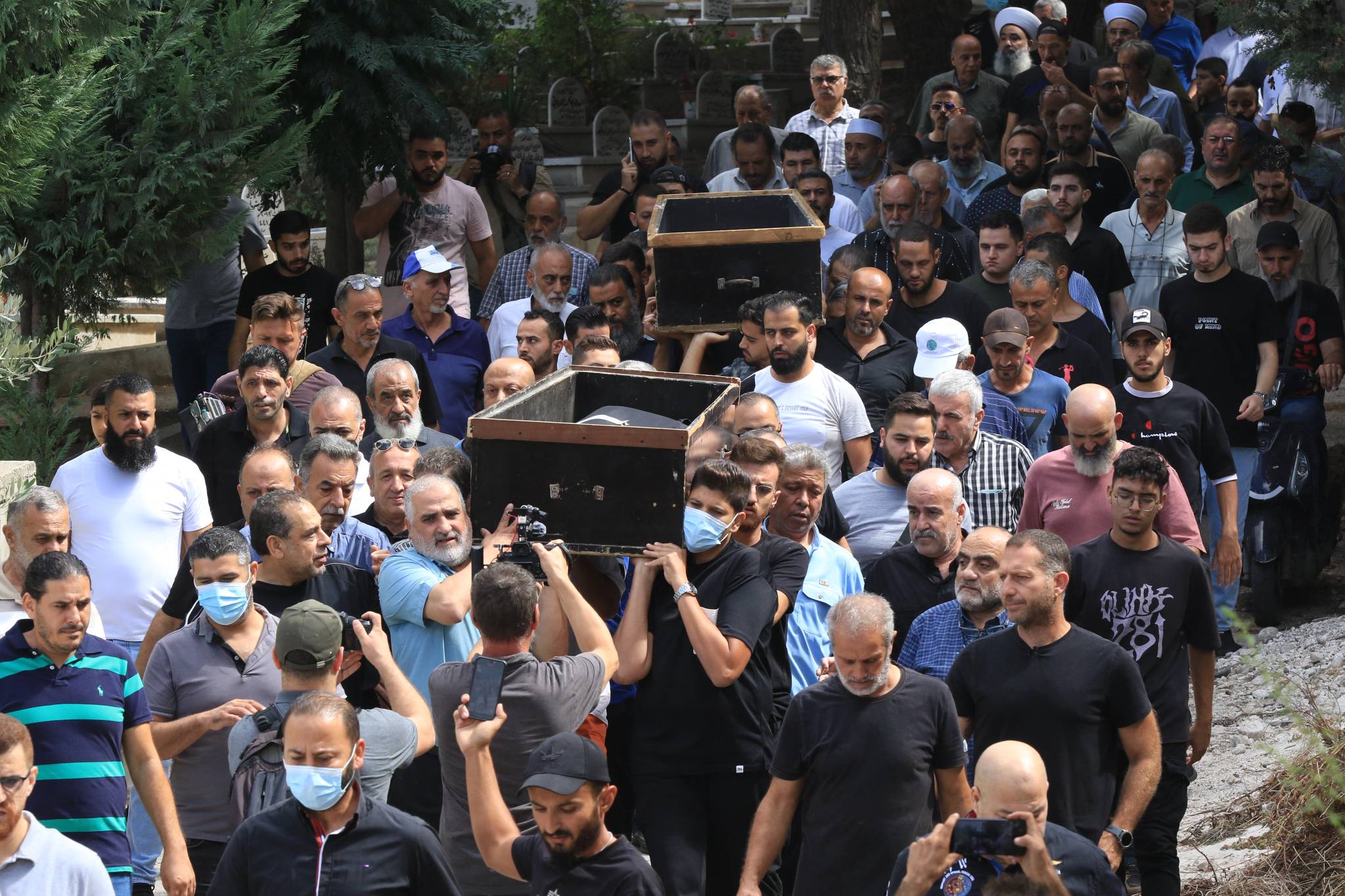 « Il y a tellement de morts et de blessés que tout être humain normalement constitué ne peut que s’effondrer », avait dit à notre journaliste, Suzanne Baaklini,  le Dr. Mahmoud Amer Haïdar, qui a soigné des blessés à l’hôpital gouvernemental de Saïda. « Je me suis mis à pleurer comme un enfant », avait-il ajouté.
Photo Mahmoud Zayyat/AFP