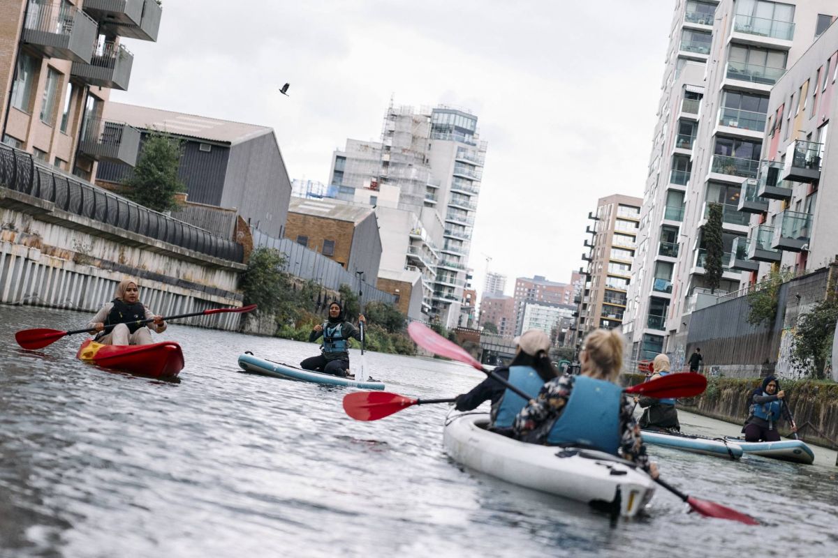 Sur des canaux de l'est de Londres, des femmes musulmanes s'évadent grâce aux sports nautiques