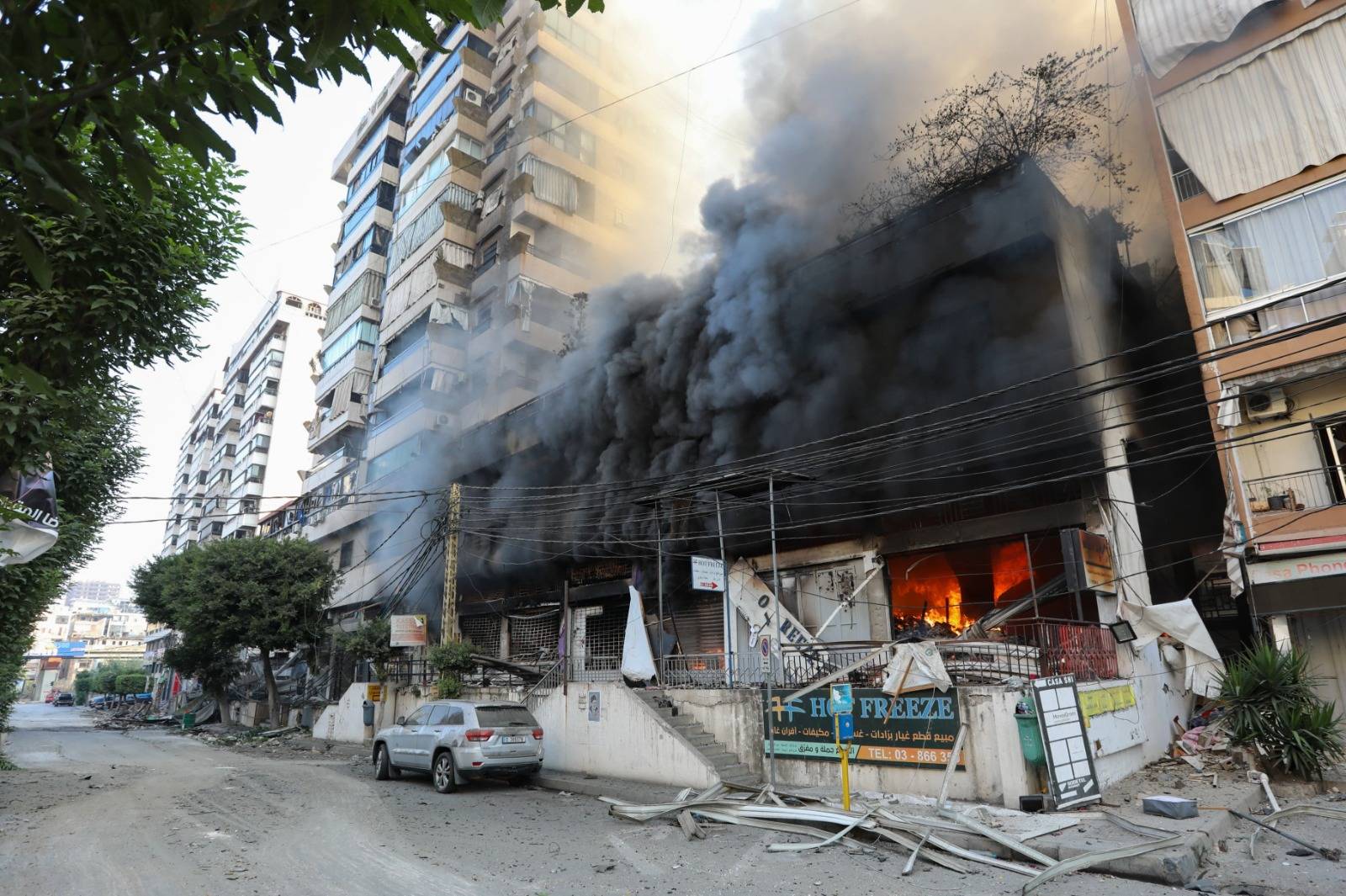 Dans certains bâtiments, des incendies sont toujours actifs. Photo Mohammad Yassine