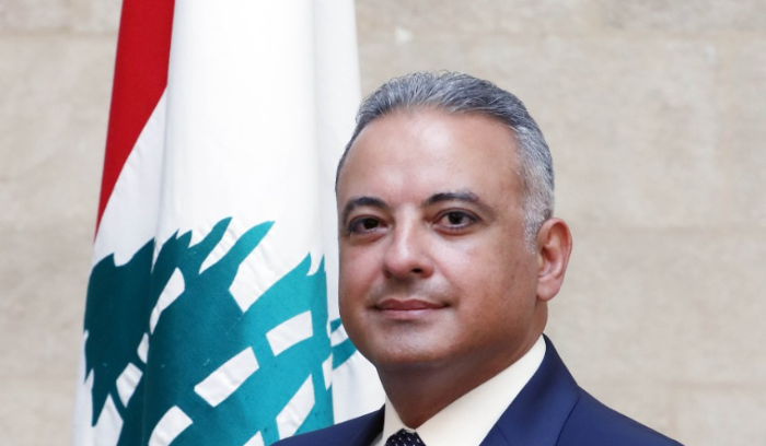 Le ministre Mortada rend hommage, par erreur, aux pieds d'un Marines américain