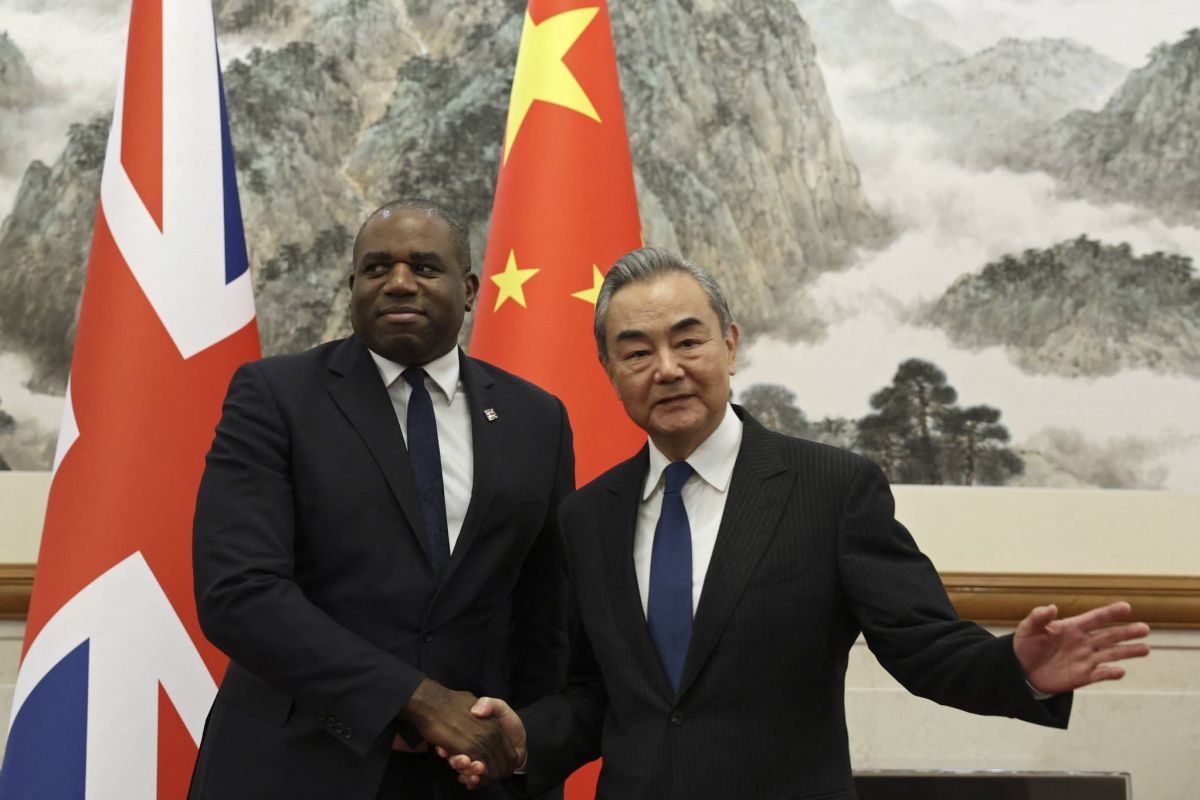 A Pékin, le chef de la diplomatie britannique met en garde la Chine sur son soutien militaire à Moscou