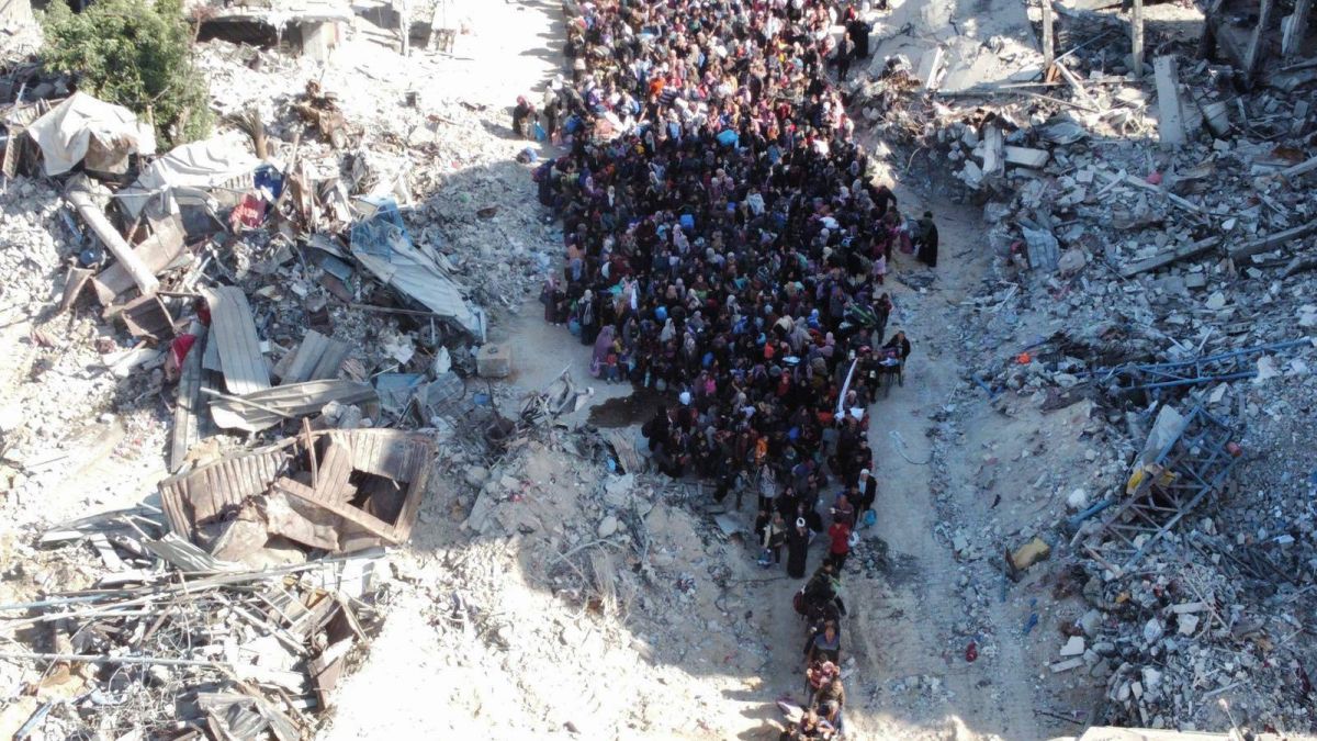 Au moins 33 Palestiniens tués lundi à Gaza, où des déplacements forcés se poursuivent dans le nord