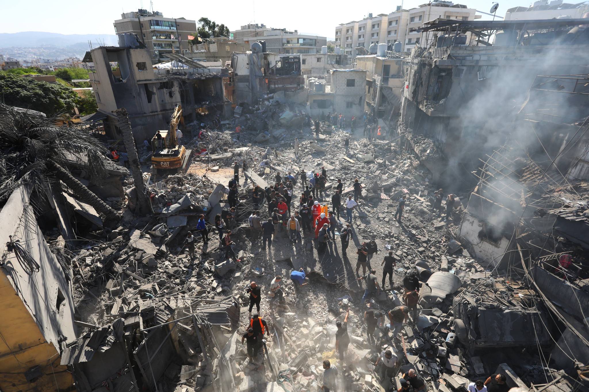 Mardi 22 octobre, au matin, les secouristes s'activaient dans les décombres des bâtiments soufflés, la nuit précédente, par une frappe israélienne à Jnah, à quelques dizaines de mètres de l'hôpital public Rafic Hariri. Photo Mohammed Yassine