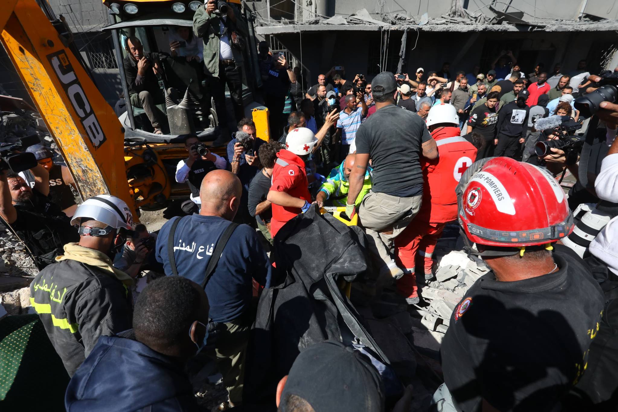 Toute la matinée, différents services de secours étaient mobilisés pour tenter de secourir des victimes coincées sous les décombres. Photo Mohammed Yassine