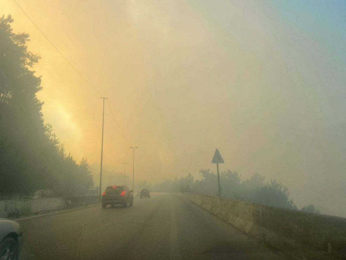 Le grand incendie dans une vallée du Metn continue de s'étendre, quatre pompiers blessés