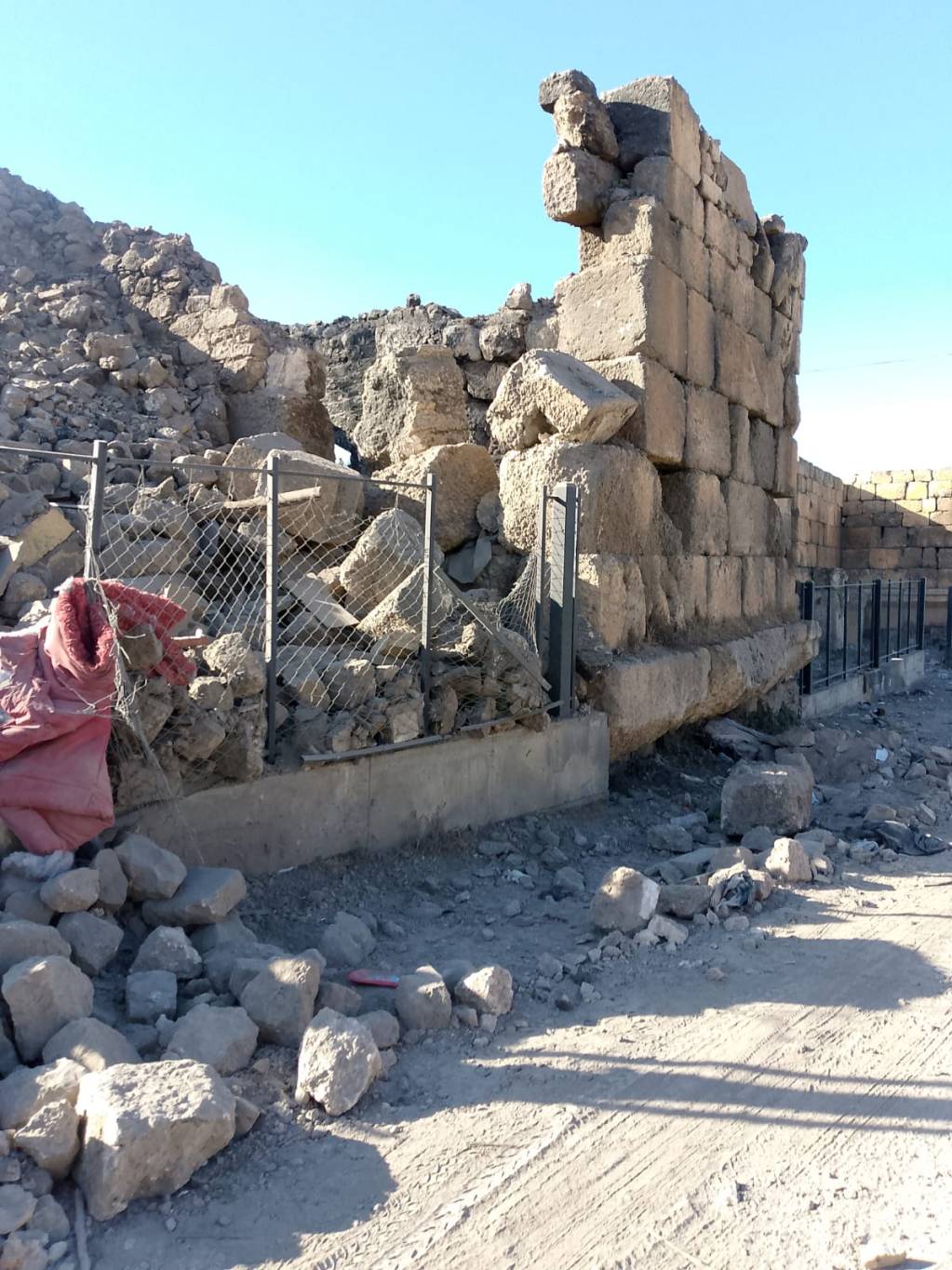 Deux murailles d'enceinte de la ville historique de Baalbeck détruites lundi par les bombardements israéliens