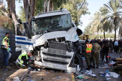 Un camion percute une station de bus en Israël, un mort et une trentaine de blessés