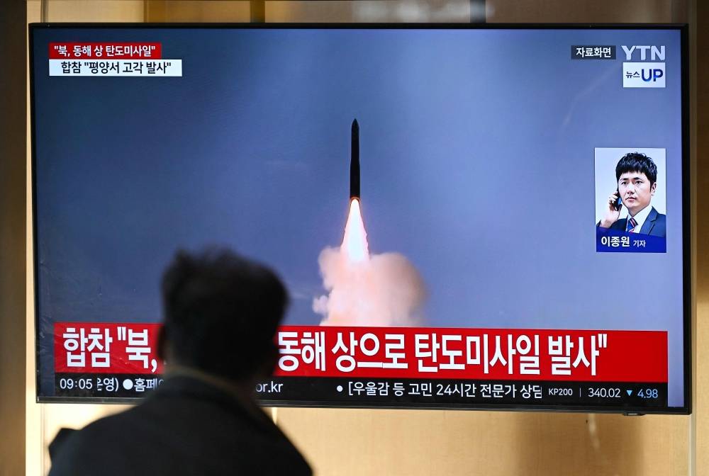 La Corée du Nord, accusée d'envoyer des soldats en Russie, tire un missile balistique