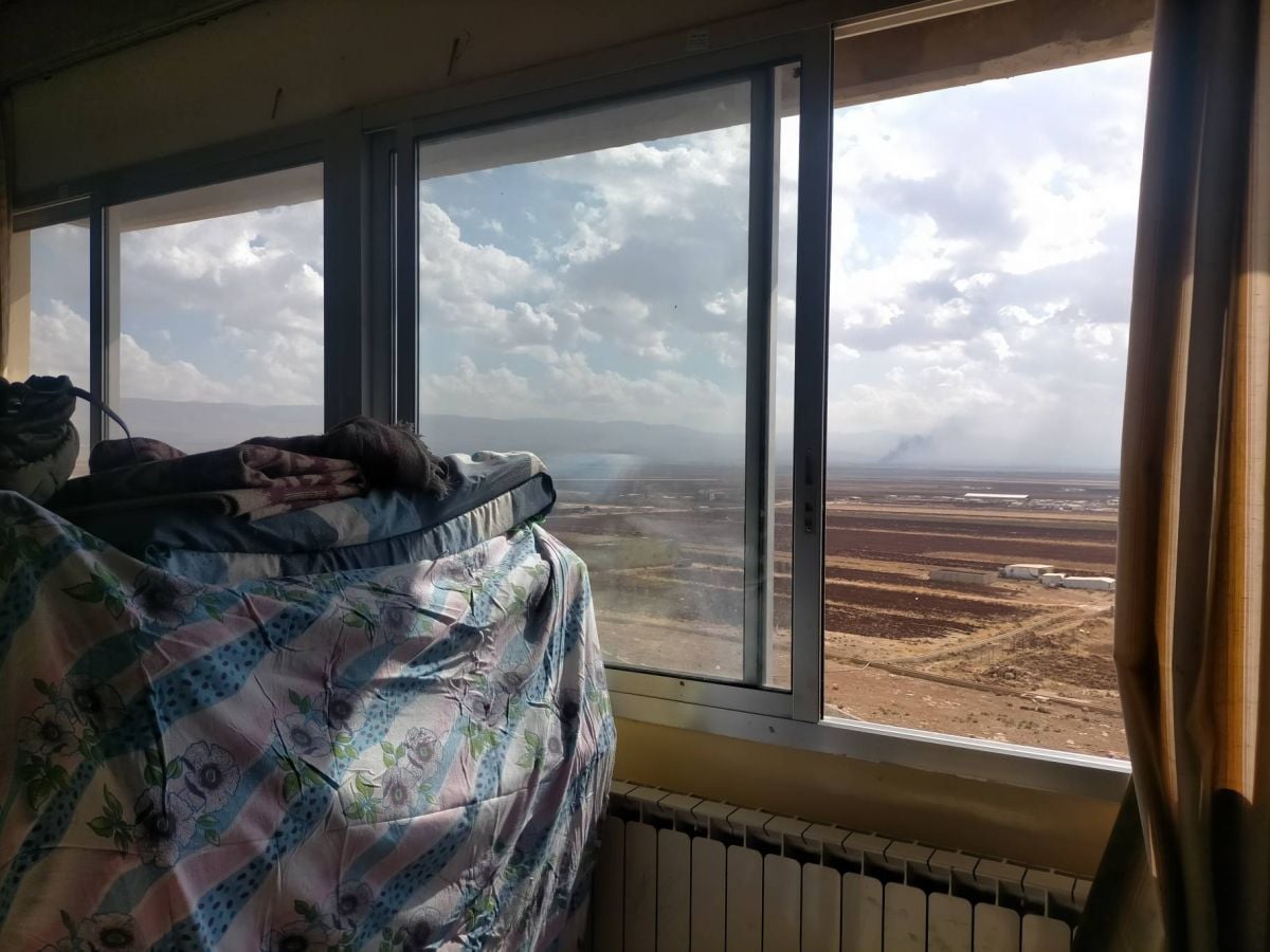 Depuis Deir el-Ahmar, les déplacés de Baalbeck assistent à la destruction de leur vi(ll)e