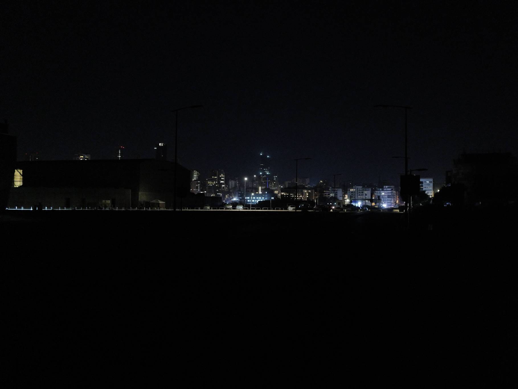 Sur le « Beirut Waterfront » (ex-BIEL), naguère prisé par les joggers et les cyclistes, la jetée est plongée dans le noir. Seuls quelques motards sillonnent les croisements bétonnés. Un groupe de jeunes habillés de noir surgit de nulle part et demande notre carte de presse et papiers d'identités. « Pourquoi êtes-vous là ? Pourquoi en pleine nuit ? », interrogent-ils. L'armée s'en mêle aussi. « Interdiction de photographier quoi que ce soit sans autorisation », lance l'officier, poliment. Photo Matthieu Karam