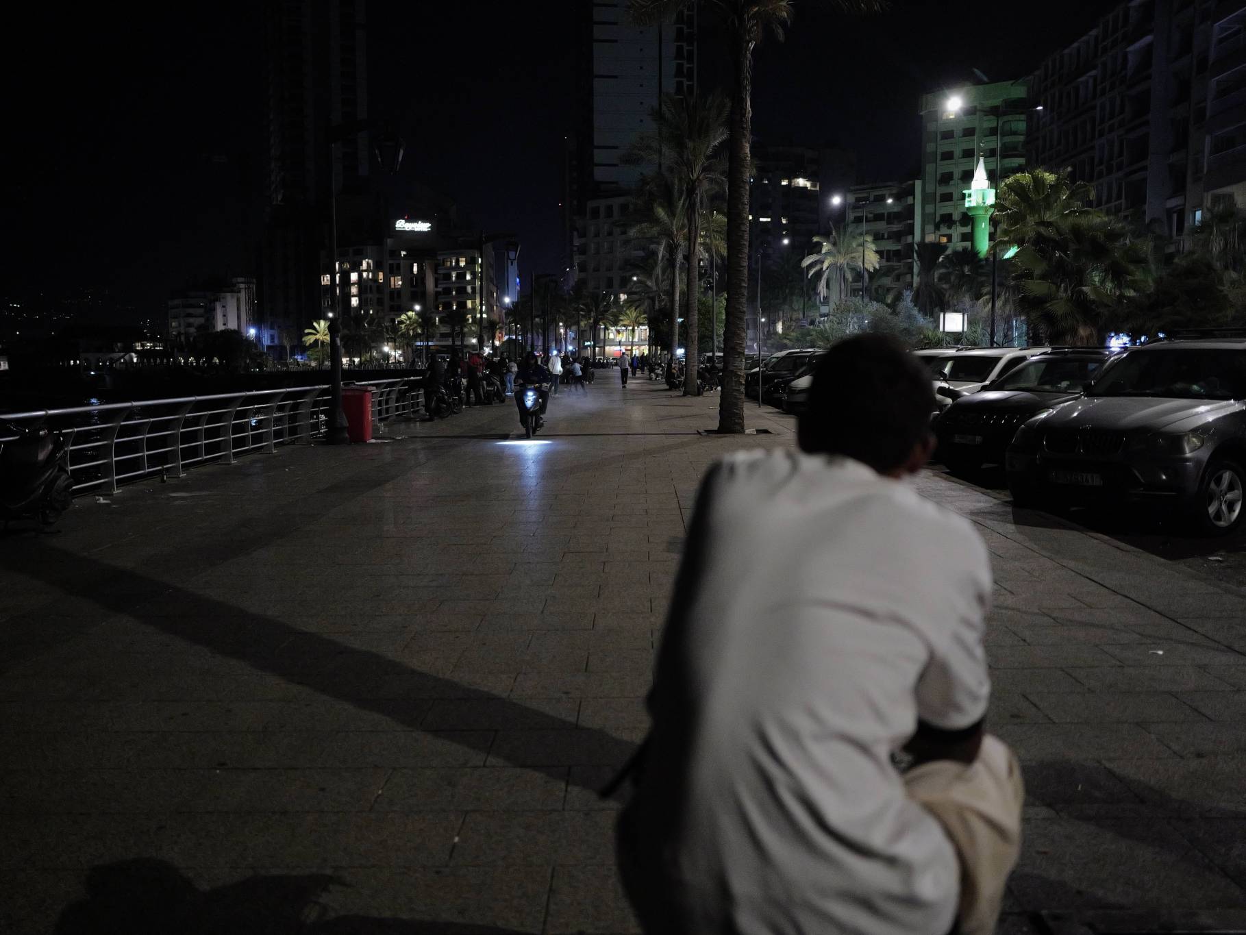 À un kilomètre de là, sur la corniche de Aïn el-Mreissé, les tentes des déplacés ont disparu. La Sécurité de l'État est passée par là, délogeant les sans-abris manu militari, selon plusieurs témoignages. Entre les déchets qui jonchent la jetée, les pêcheurs et autres promeneurs sont revenus, timidement. « Trop c’est trop. Ça commençait à bien faire. Ici, c’est un endroit de détente », peste Hassan, un pêcheur. Photo Matthieu Karam