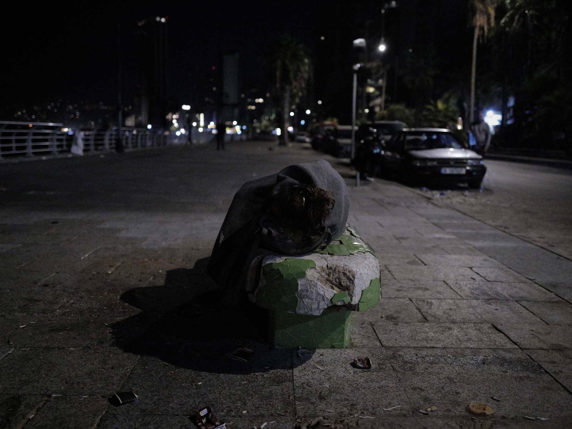Certains n'ont même pas ce luxe. Leur nuit, ils la passeront sur un banc public, sous une mince couverture. Photo Matthieu Karam