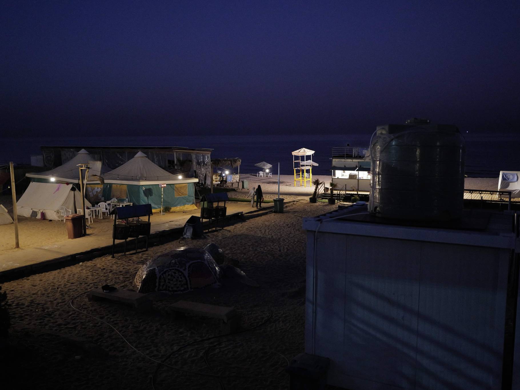 Sur la plage publique, des toilettes sèches et des citernes à eau ont été emménagées pour apporter un peu de confort à ceux qui se retrouvent pour la première fois à la rue et qui ne savent toujours pas s'ils pourront rentrer chez eux. Photo Matthieu Karam