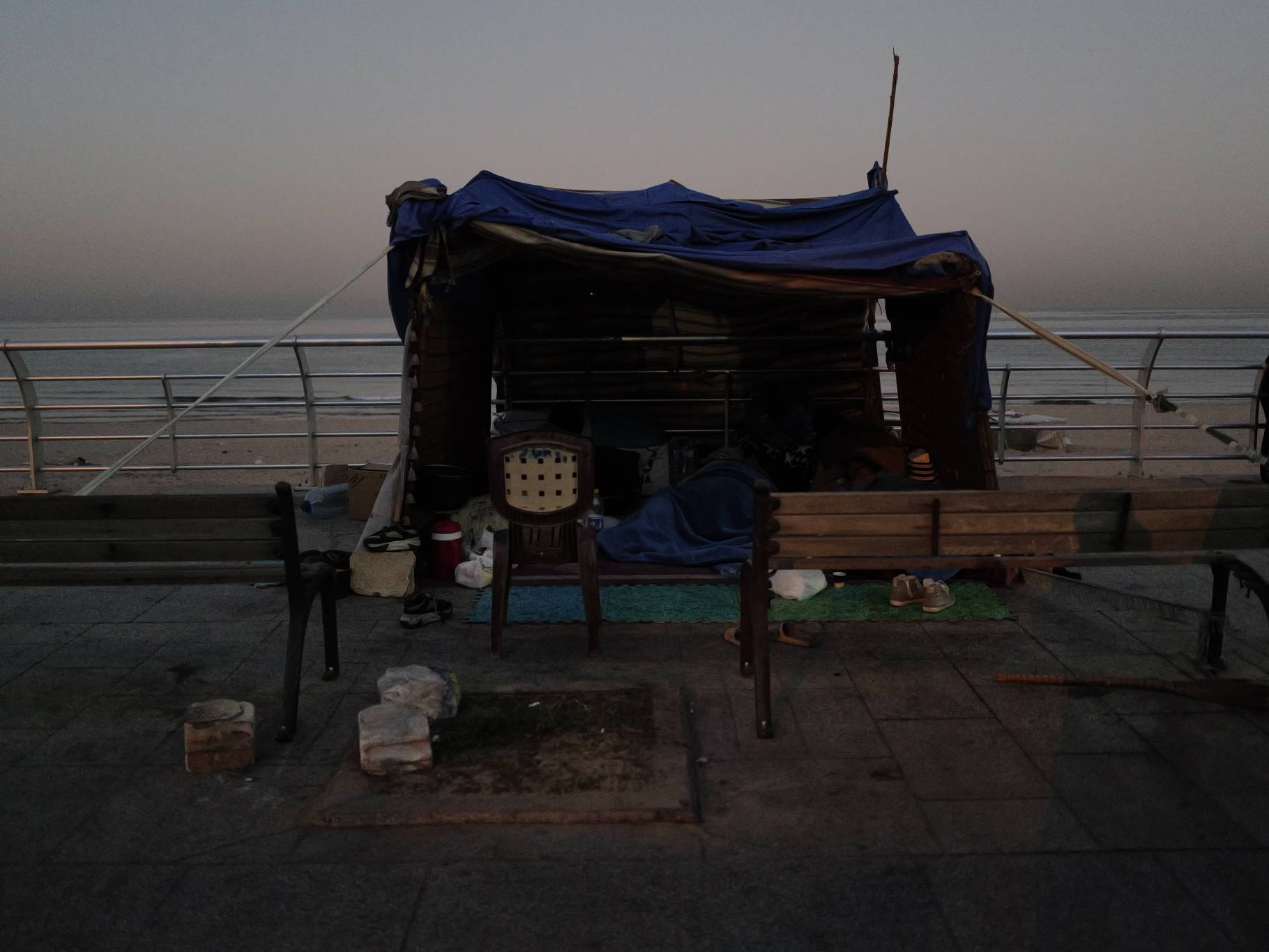 Lorsque le jour se lève, les quelques joggers et timides promeneurs doivent slalomer entre les tentes de fortunes. Photo Matthieu Karam