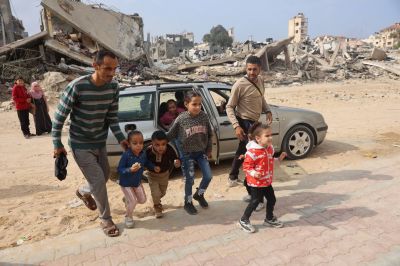 Six blessés dont quatre enfants après qu'un centre de vaccination a été "touché" dans le nord de Gaza, selon l'OMS