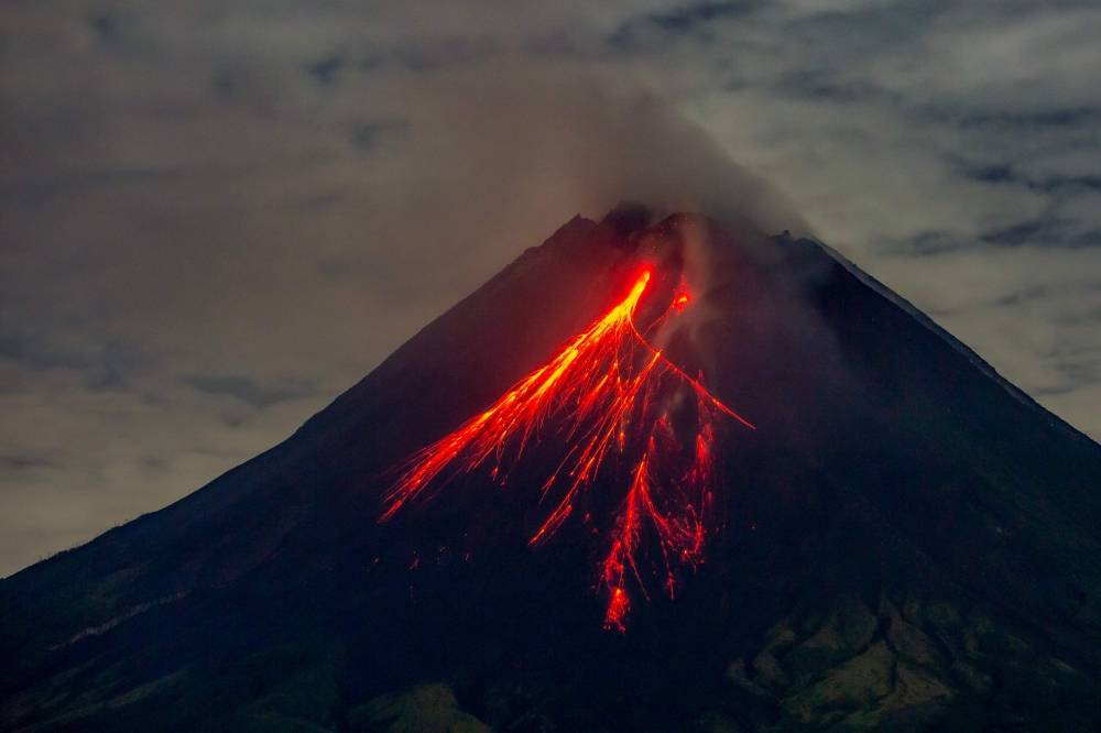 Nouvelle éruption d'un volcan tueur en Indonésie Nouvelle éruption d'un volcan tueur en Indonésie