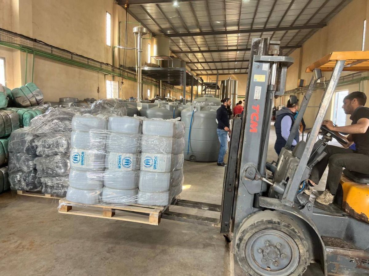 Couvertures, manteaux et matelas livrés par le HCR pour des milliers de déplacés à Deir el-Ahmar