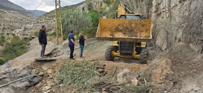 Chantier en cours dans le Akkar pour combler le cratère causé par une frappe israélienne sur la route d'Akroum