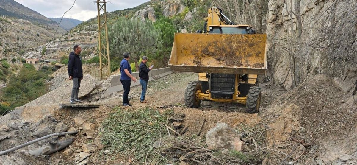 Ongoing construction in Akkar to fill crater caused by Israeli strike on Akroum road