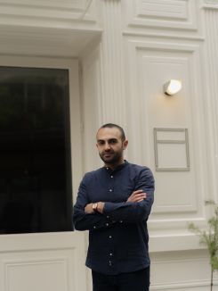 Ramzi Saadé, le Libanais derrière le projet d'Atica, devant son restaurant parisien. Photo DR