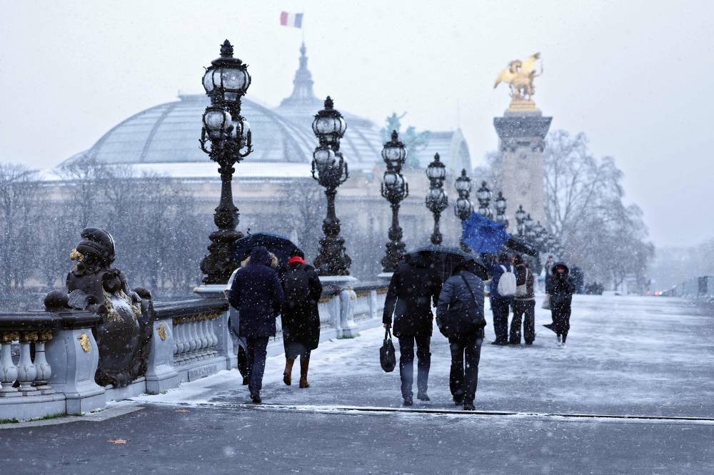 Neige : retards à l'aéroport Charles-de-Gaulle, 10 % des vols annulés Neige : retards à l'aéroport Charles-de-Gaulle, 10 % des vols annulés