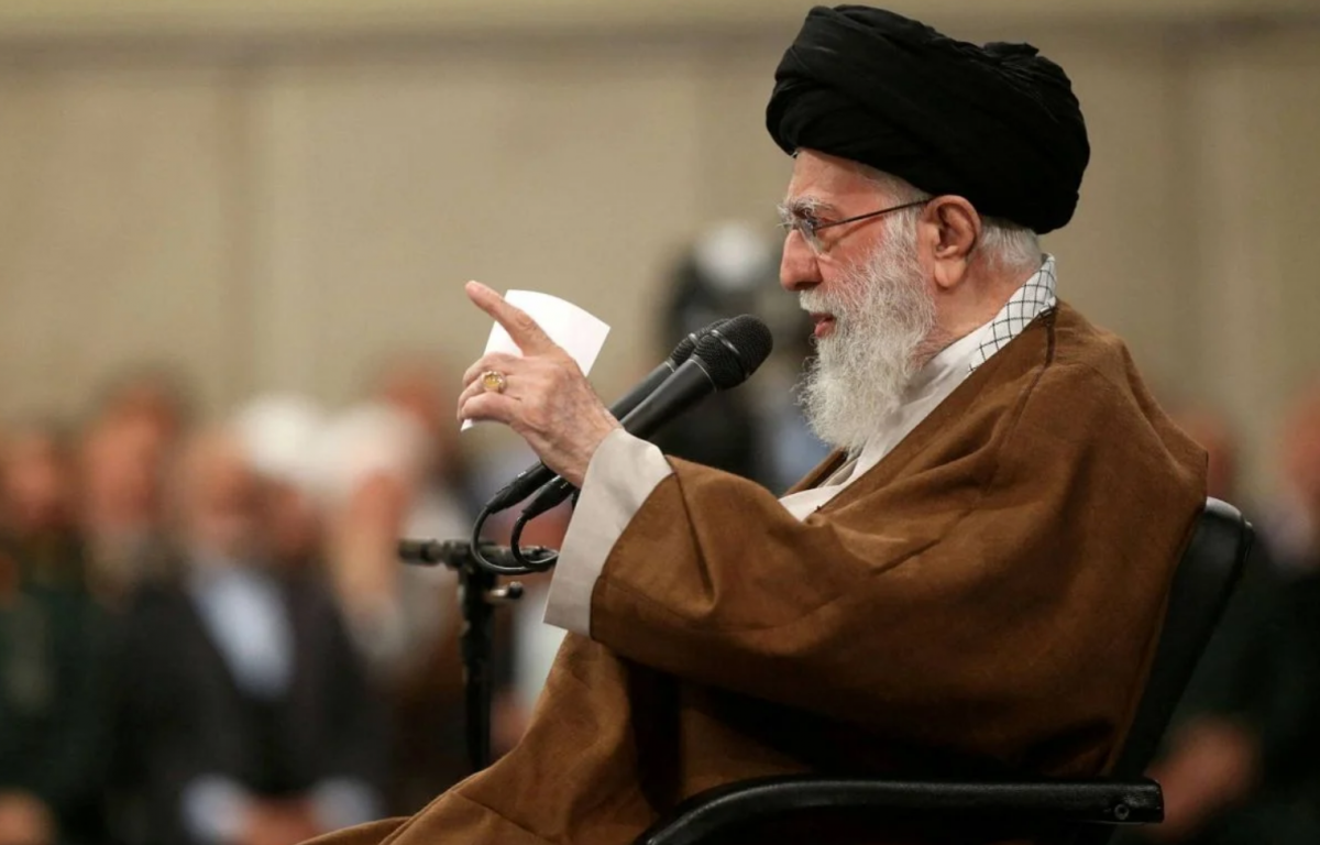 Pour Khamenei, les dirigeants israéliens devraient être « condamnés à mort » plutôt que visés par un mandat d’arrêt