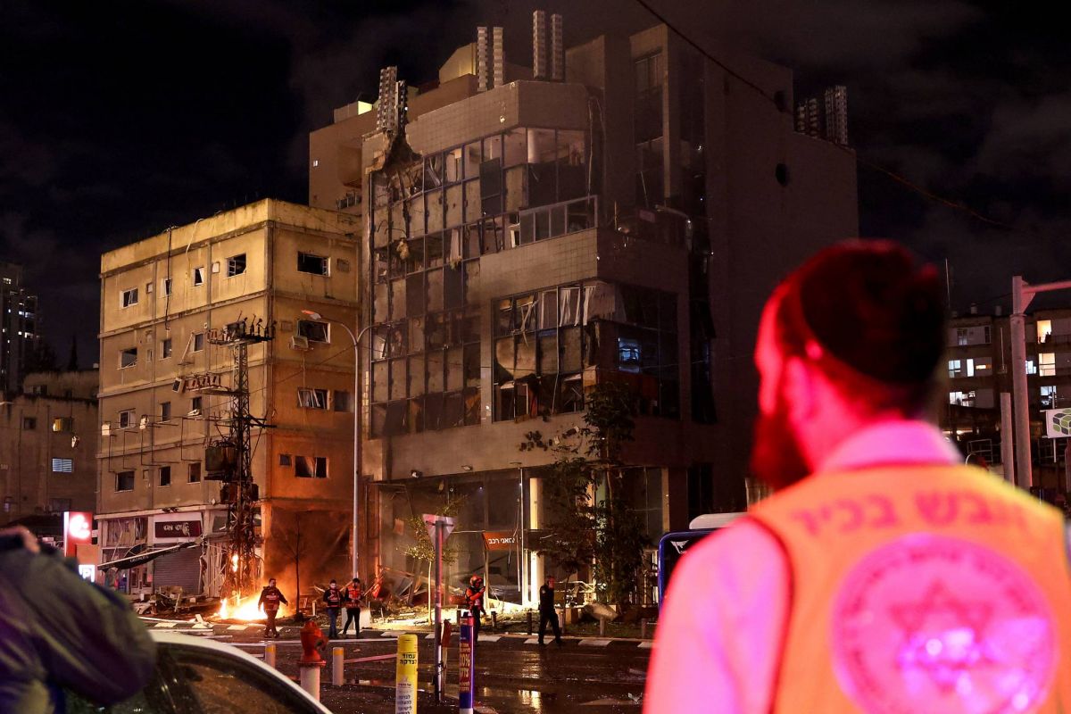 Four people wounded in Tel Aviv from rocket shrapnel, ambulance service says Four people wounded in Tel Aviv from rocket shrapnel, ambulance service says