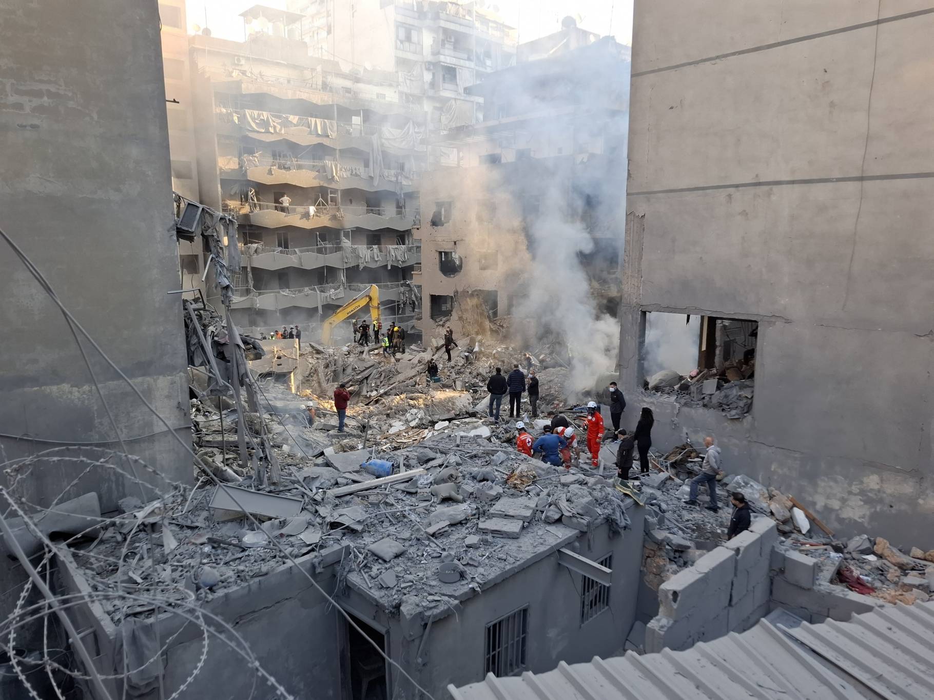 Basta, au coeur de Beyrouth. Très violente, la frappe israélienne qui a visé et détruit un immeuble de huit étages, samedi 23 novembre à 4 heures du matin, a également causé de lourds dégâts aux alentours. Photo Mohammad Yassine