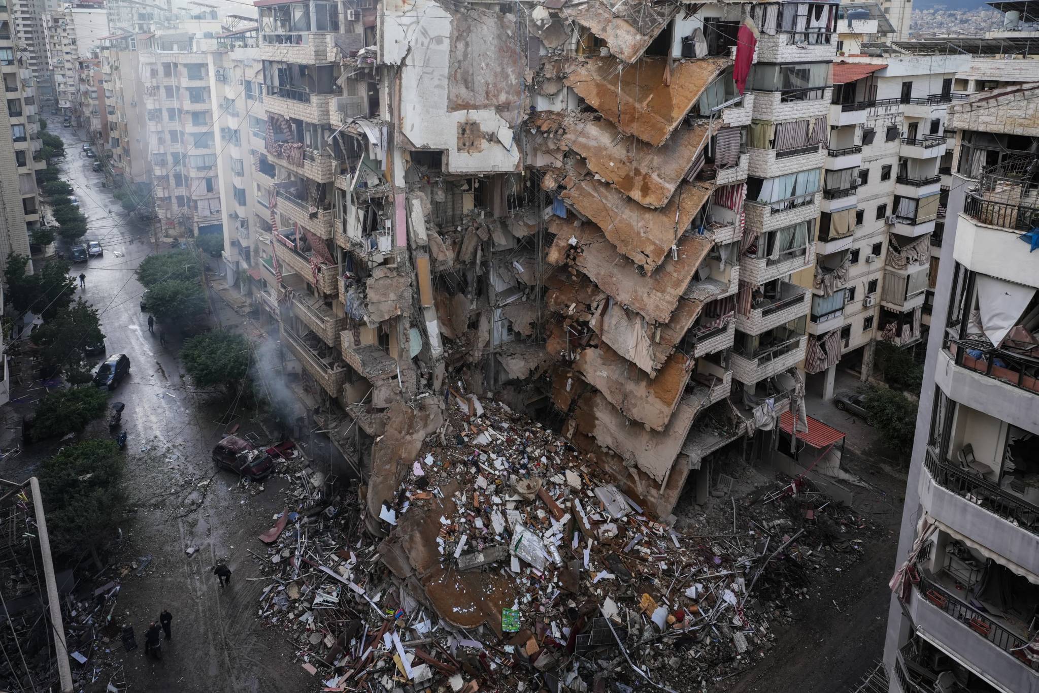 Ghobeiry, le 25 novembre 2024 au matin, un quartier de la banlieue sud de Beyrouth. Et l'on découvre qu'une frappe israélienne a détruit tout un pan d'un immeuble de plusieurs étages. Photo Mohammad Yassine