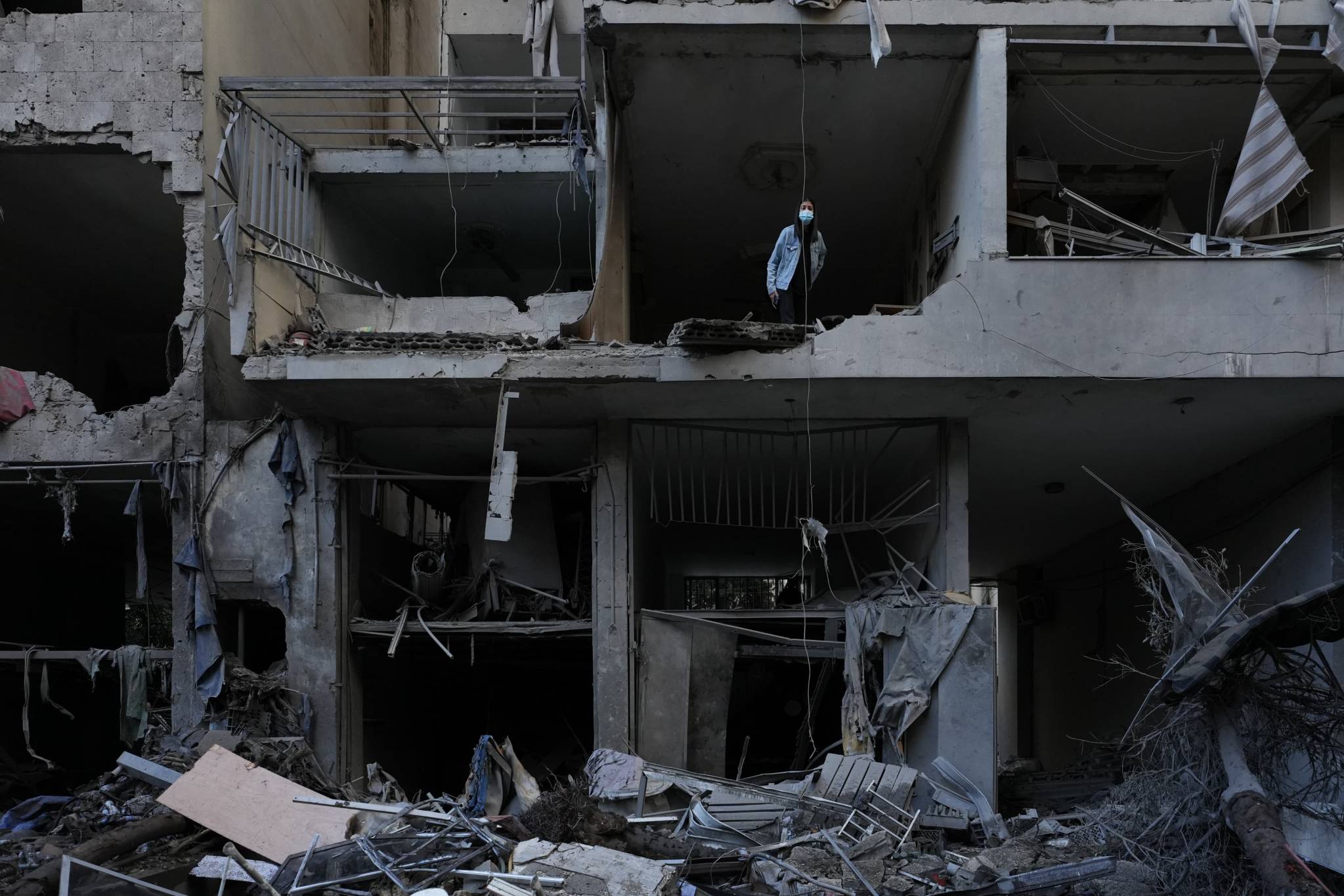 Un immeuble dont les habitants, les hommes, les femmes et les enfants qui y vivaient, ne peuvent que constater qu'il a été emporté par la guerre. Photo Mohammad Yassine
