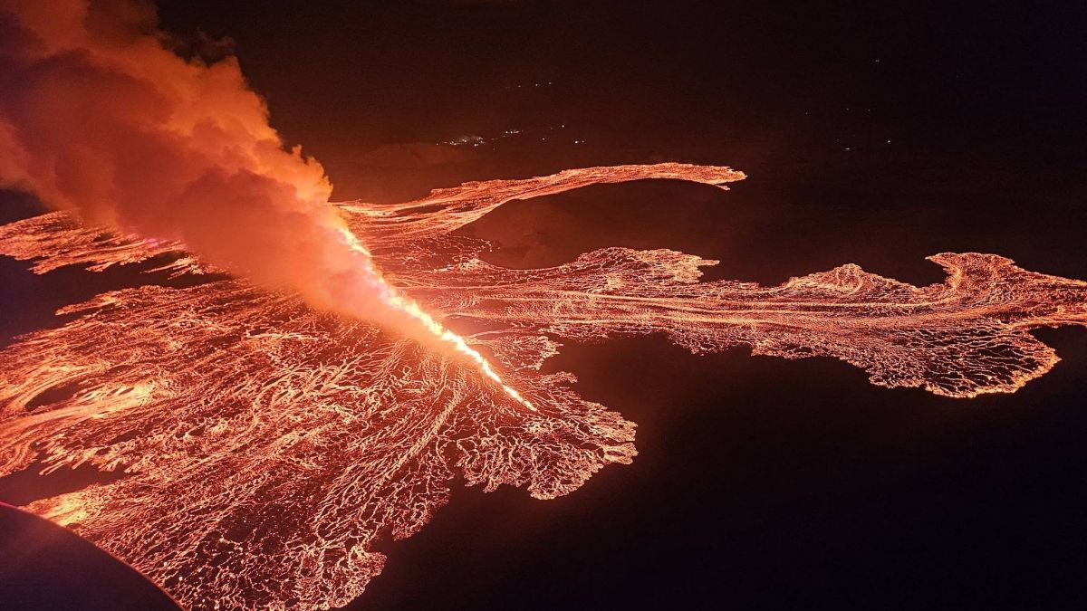 La lave volcanique engloutit le parking d'un spa géothermique touristique