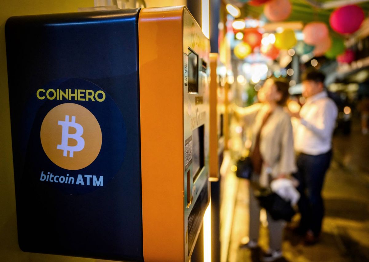 Démission du président du gendarme des marchés, le bitcoin se rapproche des 100 000 dollars